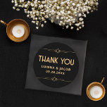 Bedankt Moderne Art Deco Zwart en Goud bruiloft Ronde Sticker<br><div class="desc">De Modern Art Deco Black and Gold Wedding Classic Round Sticker is de perfecte manier om je te bedanken met stijl. Het heeft een strakke zwarte achtergrond en elegante gouden geometrische accenten. Ideaal voor het afdichten van enveloppen of het toevoegen van een persoonlijke touch aan uw gunsten, deze sticker vangt...</div>