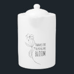 Bedankt om mij te helpen om de theepot van de bloe<br><div class="desc">Show je dankbaarheid met deze mooie zwarte en witte floral,  "Bedankt om me te helpen bij het bloemen" theepot! Perfect geschenk voor moeders,  docenten,  mentoren en coaches! Overeenkomende mok beschikbaar!</div>