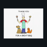 Bedankt voor de BBQ, Cartoon. Briefkaart<br><div class="desc">Een man staat in het schort en het pet van een chef-kok,  met twee lange vorken met een worst en een kippenpoot aan de uiteinden. Aan zijn voeten zitten een kat en een hond te kijken naar het eten. De woorden 'Bedankt voor een geweldige BBQ' zijn rond het afbeelding.</div>