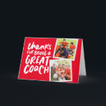Bedankt voor een geweldige coach rode foto bedankt kaart<br><div class="desc">Zeg dank u aan een geweldige coach met deze leuke twee-fotokaart met een rode en witte kleurenkaart. Pas het aan met uw eigen binnentekst en laat het hele team het ondertekenen. Het is een geweldige manier om je waardering voor elk sportseizoen en voor jonge en oude sporters te shows!</div>