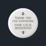 Bedankt voor het ondersteunen van uw lokale imker  ronde button 3,2 cm<br><div class="desc">Hartelijk dank voor uw steun aan uw lokale imker in de tekst met metalen gouden reliëf op wit met honingbijen</div>