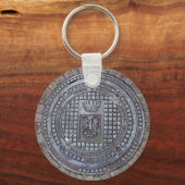 Bedekking van mangat en sleutelhanger van steenkoo (Voorkant)