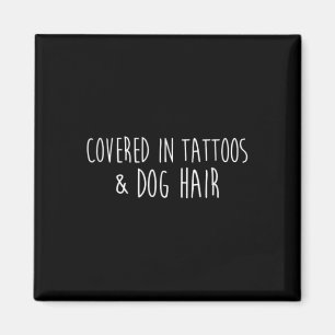 Bedekt met Tattoos en hondenhaar geïnkte artiest Magneet