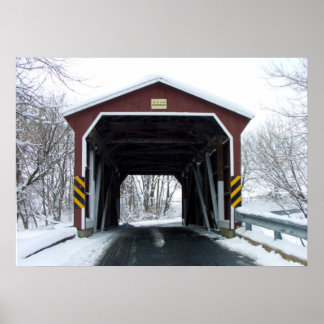 Bedekte brug in sneeuw poster