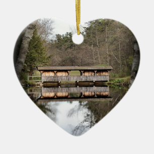 Bedekte brug keramisch ornament