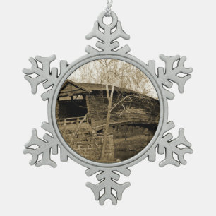 Bedekte brug tin sneeuwvlok ornament