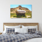 Bedekte Wagon op Scotts Bluff National Monument Canvas Afdruk (Insitu (Slaapkamer))