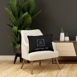 Bedrijf met zwarte witte logo accent kussen<br><div class="desc">Een stijlvolle zwarte achtergrond. Pas uw zaken,  bedrijf logo en een tekst aan en voeg deze toe. Witte letters. Als u de kussen zonder tekst wilt,  gebruik uw achterruimtesleutel om te schrappen.</div>