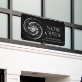 Bedrijf of Business Custom Logo Nu open op zwart Spandoek (Buitenkant Gebouw)