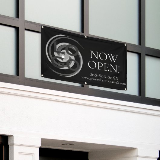 Bedrijf of Business Custom Logo Nu open op zwart Spandoek (Buitenkant Gebouw)