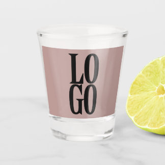 Bedrijfs- of zakelijk logo op stoffig roze shot glas