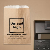 Bedrijfsadres in de papiertas van bruin papier bedankzakje