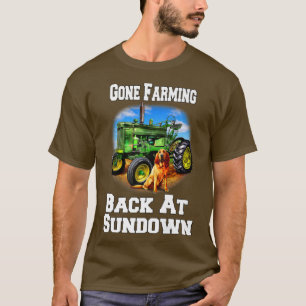 Bedrijfshoofdboer die weer op zonsondergang wordt  t-shirt