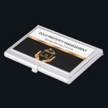 Bedrijfskaartkwesties voor beheer van eigendommen visitekaarthouder<br><div class="desc">De sjabloon van het hoesje van het vastgoed van het visitekaartje in een klassen ontwerp dat een gouden gekleurd huis en een handsymbool en uw bedrijfsnaam omvat benadrukte. Ontworpen voor een beheerder van onroerend goed die zich bezighoudt met onroerend goed van afwezige verhuurders.</div>
