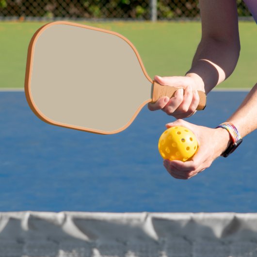 Bedrijfslook met een zakenman in pak en Stropdas Pickleball Paddle (Insitu)