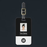 Bedrijfsmedewerker foto, streepjescode, Logo, naam Bagagelabel<br><div class="desc">Personaliseer dit aangepaste Bagagelabel voor werknemersnamen eenvoudig met foto, scanbarcode en zakelijke logo. Een eenvoudig bedrijfsontwerp in zwart-witte kleuren, volledig aanpasbaar in voor- en achtermaten, schreefloze basis- en moderne lettertypen en een professionele en heldere uitstraling. Ideaal als Employee Business Travel Gadgets, Travel Accessoires voor Professionals, Company Travel Security Bagage Id...</div>