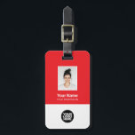 Bedrijfsmedewerker foto, streepjescode, Logo, naam Bagagelabel<br><div class="desc">Personaliseer dit aangepaste Bagagelabel voor werknemersnamen eenvoudig met foto, scanbarcode en zakelijke logo. Een eenvoudig bedrijfsontwerp in rode en witte kleuren volledig aanpasbaar in voor- en achtermaten, schreefloze basis- en moderne lettertypen en een professionele en duidelijke uitstraling. Ideaal als Employee Business Travel Gadgets, Travel Accessoires voor Professionals, Company Travel Security...</div>