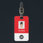 Bedrijfsmedewerker foto, streepjescode, Logo, naam Bagagelabel<br><div class="desc">Personaliseer dit aangepaste Bagagelabel voor werknemersnamen eenvoudig met foto, scanbarcode en zakelijke logo. Een eenvoudig bedrijfsontwerp in rode en witte kleuren volledig aanpasbaar in voor- en achtermaten, schreefloze basis- en moderne lettertypen en een professionele en duidelijke uitstraling. Ideaal als Employee Business Travel Gadgets, Travel Accessoires voor Professionals, Company Travel Security...</div>
