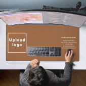 Bedrijfsmerk op Bruine Bureaumat