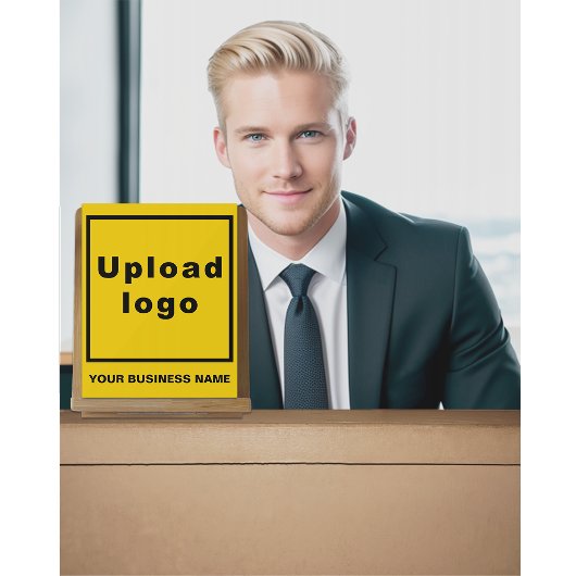 Bedrijfsnaam en logo op gele acryl bord