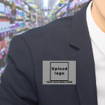 Bedrijfsnaam en Logo op Grey Rectangle Button<br><div class="desc">Grijze rechthoekige knop die u kunt aanpassen door uw bedrijfsnaam te typen en uw zakelijke logo te uploaden. Pas het aan en gebruik het als een uniform accessoire om uw bedrijf te adverteren of om uw merknaam te promoten bij klanten of klanten. accessoires die u kunt gebruiken als marketingmateriaal om...</div>