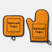 Bedrijfsnaam en Logo op Oranje kleur Ovenwant & Pannenlap Set (Voorkant)