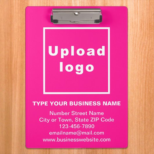 Bedrijfsnaam en Logo op roze klembord