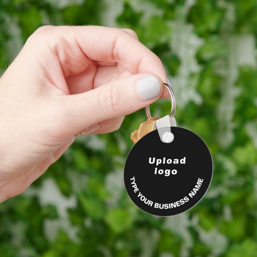 Bedrijfsnaam en Logo op zwart rond aluminium Sleutelhanger (Hand)