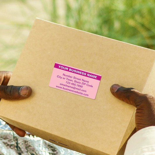 Bedrijfsnaam gemarkeerd op roze verzendlabel