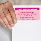 Bedrijfsnaam gemarkeerd op roze verzendlabel