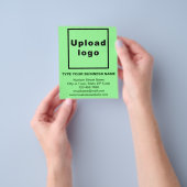 Bedrijfsnaam op lichtgroene brochure (Hand)