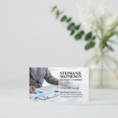 Bedrijfspersoon analyseren grafieken over financië visitekaartje (Staand voorkant)