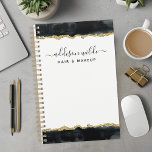 Bedrijfsplanner voor zwarte en Gold Waterverf Planner<br><div class="desc">Verhoog uw professionele stijl met deze zwarte en gouden waterverf business gepersonaliseerde planner. Perfect voor vrouwen in de schoonheidsindustrie, deze planner combineert elegant design met praktische functionaliteit. De luxueuze gouden accenten en chique waterverf artwork voegen een vleugje verfijning toe aan uw dagelijkse organisatie. Personaliseer het met jouw naam voor een...</div>