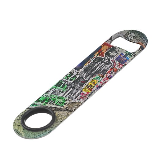 Bedrijfstijd van spaceman speed flessenopener (Voorkant Gekanteld)