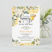 Bee A Little Honey is op weg naar het Baby shower Kaart (Staand voorkant)