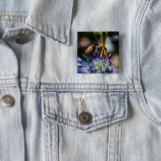 Bee Aware 2-inch vierkant Button (In situ)