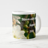 Bee & Blossom Macro | Personalized Name Mug Grote Koffiekop (Voorkant rechts)