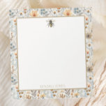 Bee Blue Wildflower Custom Notitieblok<br><div class="desc">Met een mooie  waterverf bijenafbeelding en wildbloempatroon maken deze aangepaste notitieblokken leuke cadeaus voor haar! Voeg een naam toe met de personalisatiefunctie.</div>