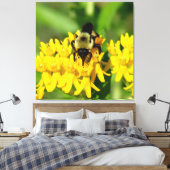 Bee Feasting on Butterfly Weed Wildflowers Canvas Afdruk (Insitu (Slaapkamer))