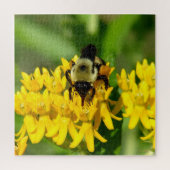 Bee Feasting on Butterfly Weed Wildflowers Legpuzzel (Verticaal)