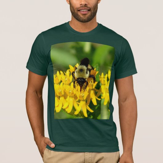 Bee Feasting on Butterfly Weed Wildflowers T-shirt (Voorkant)