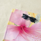 Bee gele honingraat roze floralen monogram strandlaken (In situ)