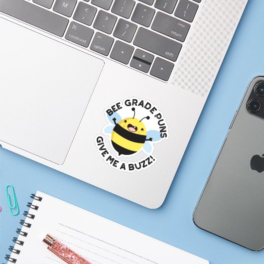 Bee Grade Puns Geef me een Buzz Pun Sticker (Laptop met iPhone)
