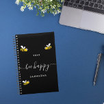 Bee Happy Black Leuke Bumble Bijen Monogram 2025 Planner<br><div class="desc">Versierd met vrolijke,  lachende gele en zwarte hommels. Een chique zwarte achtergrond. Wit handgeschreven script met swashes en de tekst: Bee Happy. Personaliseer en voeg jouw naam en een jaar toe. Perfect voor school,  werk of het organiseren van uw persoonlijke / gezinsleven.</div>