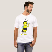 Bee in Darts met Dart T-shirt (Voorkant volledig)