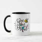 Bee-JIJ-armige hand met letters Mok (Links)