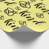 Bee Kind, personaliseer achtergrondkleur Cadeaupapier (Hoek)