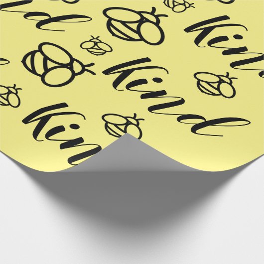 Bee Kind, personaliseer achtergrondkleur Cadeaupapier (Hoek)