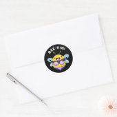 Bee-kini Funny Bee Puns Donker BG Ronde Sticker (Envelop)