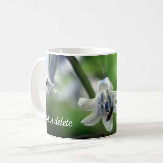 Bee On Bluebell Flower Personalized Koffiemok (Voorkant links)